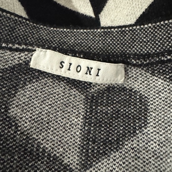 Sioni Black and White Abstract Heart Pattern Cardigan Sweater Size small/medium - Picture 6 of 8